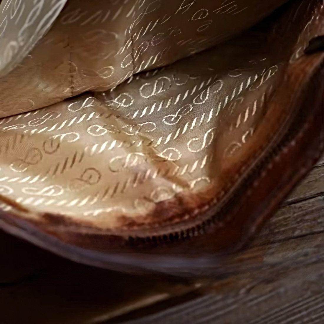 Creased Heritage Compact Fold luxury wallet in brown genuine leather close up interior view